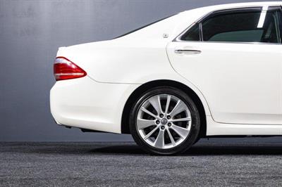 2012 Toyota Crown - Thumbnail
