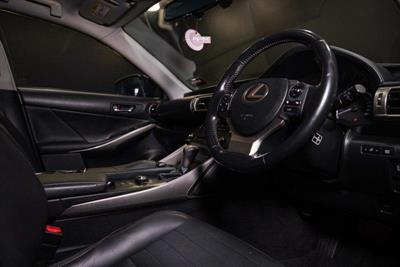 2015 Lexus IS 300h - Thumbnail