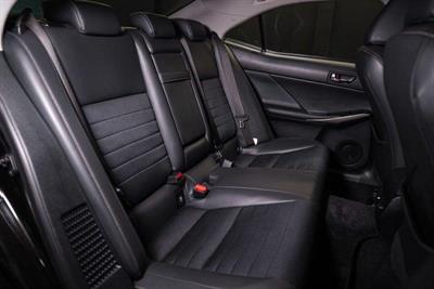 2015 Lexus IS 300h - Thumbnail