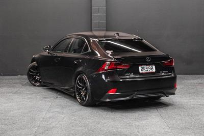 2015 Lexus IS 300h - Thumbnail