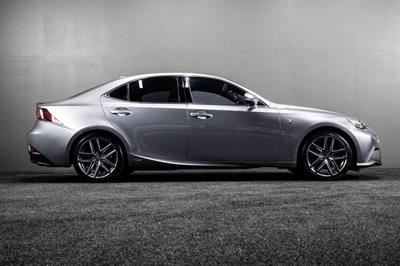 2013 Lexus IS 300h - Thumbnail