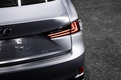 2013 Lexus IS 300h - Thumbnail