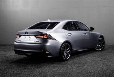 2013 Lexus IS 300h - Thumbnail