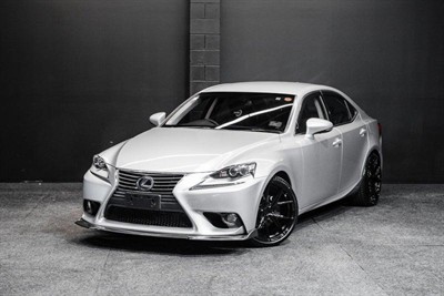 2013 Lexus IS 300h - Thumbnail