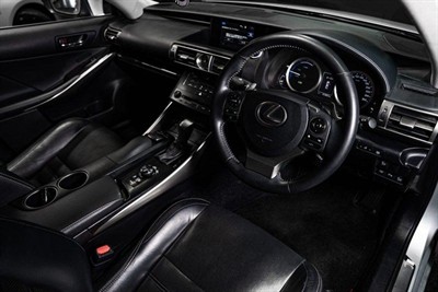 2013 Lexus IS 300h - Thumbnail