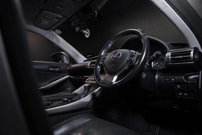 2014 Lexus IS 300h - Thumbnail