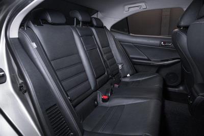 2014 Lexus IS 300h - Thumbnail