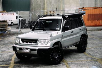2000 Mitsubishi Pajero - Thumbnail