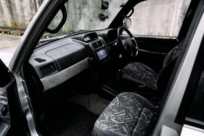 2000 Mitsubishi Pajero - Thumbnail