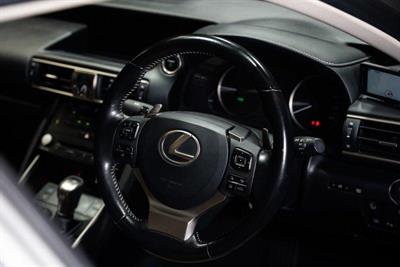 2017 Lexus IS 300h - Thumbnail