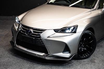 2017 Lexus IS 300h - Thumbnail