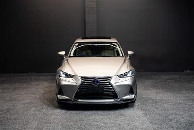 2017 Lexus IS 300h - Thumbnail