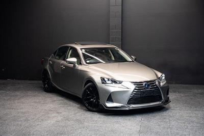 2017 Lexus IS 300h - Thumbnail