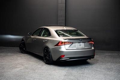 2017 Lexus IS 300h - Thumbnail