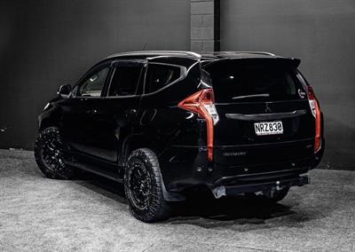 2016 Mitsubishi Pajero Sport - Thumbnail