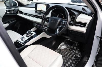 2022 Mitsubishi Outlander - Thumbnail