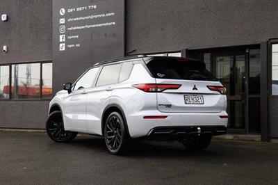 2022 Mitsubishi Outlander - Thumbnail