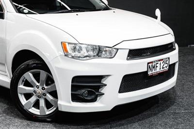2011 Mitsubishi Outlander - Thumbnail