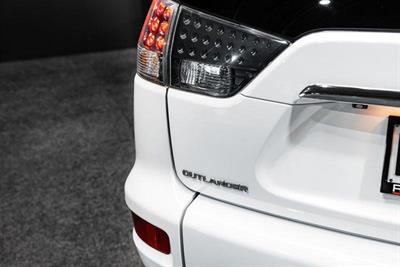 2011 Mitsubishi Outlander - Thumbnail