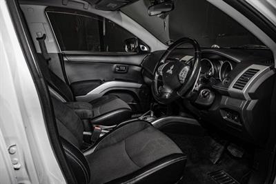 2011 Mitsubishi Outlander - Thumbnail