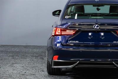 2013 Lexus IS 300h - Thumbnail