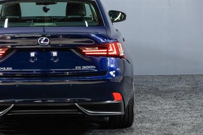 2013 Lexus IS 300h - Thumbnail