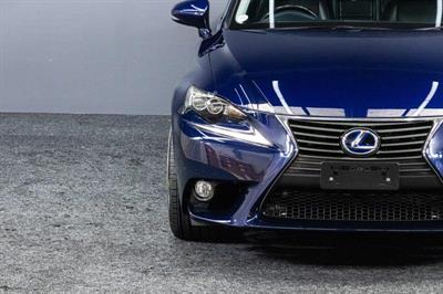 2013 Lexus IS 300h - Thumbnail