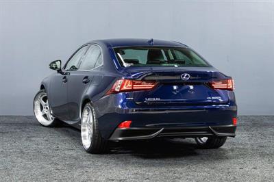 2013 Lexus IS 300h - Thumbnail