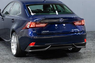 2013 Lexus IS 300h - Thumbnail