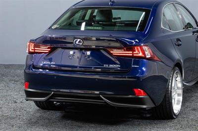 2013 Lexus IS 300h - Thumbnail