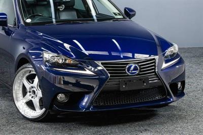 2013 Lexus IS 300h - Thumbnail
