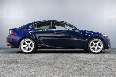 2013 Lexus IS 300h - Thumbnail