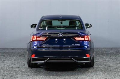 2013 Lexus IS 300h - Thumbnail