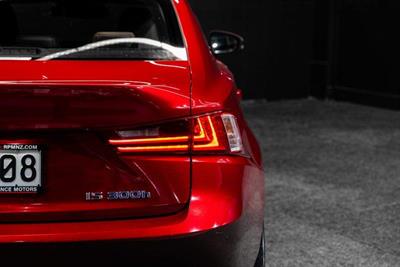 2013 Lexus IS 300h - Thumbnail