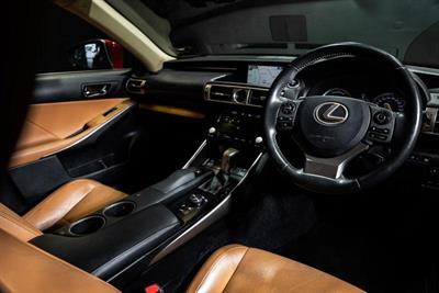 2013 Lexus IS 300h - Thumbnail