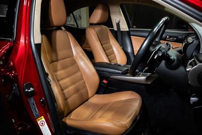 2013 Lexus IS 300h - Thumbnail