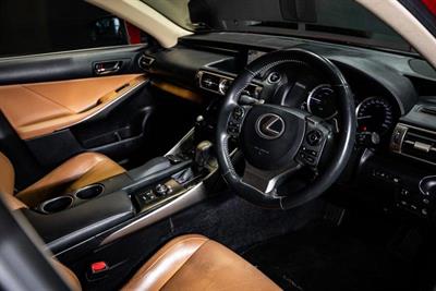 2013 Lexus IS 300h - Thumbnail