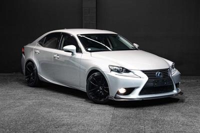 2013 Lexus IS 300h - Thumbnail