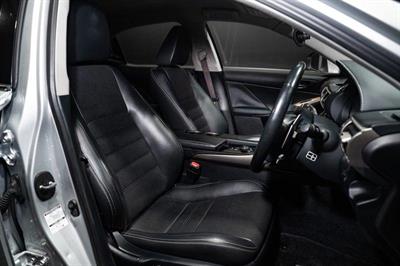 2013 Lexus IS 300h - Thumbnail