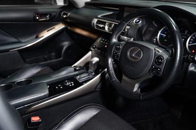 2013 Lexus IS 300h - Thumbnail