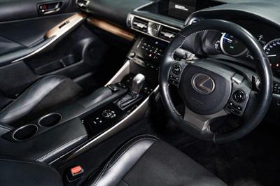 2013 Lexus IS 300h - Thumbnail