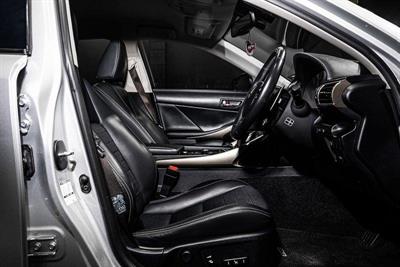 2014 Lexus IS 300h - Thumbnail