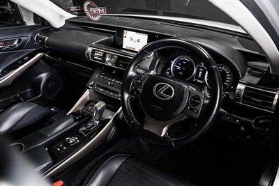 2014 Lexus IS 300h - Thumbnail