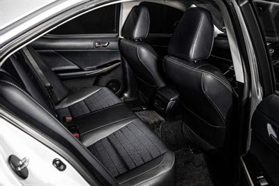 2014 Lexus IS 300h - Thumbnail