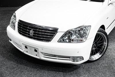 2004 Toyota Crown - Thumbnail