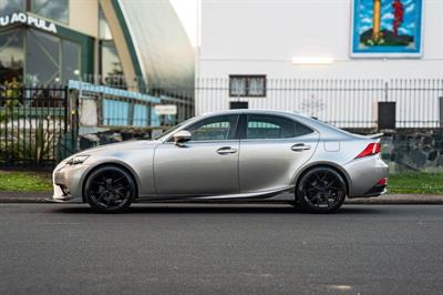 2013 Lexus IS 300h - Thumbnail