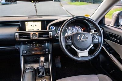 2013 Lexus IS 300h - Thumbnail