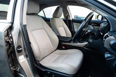 2013 Lexus IS 300h - Thumbnail