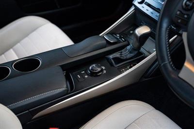 2013 Lexus IS 300h - Thumbnail