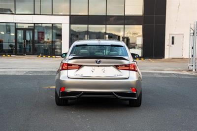 2013 Lexus IS 300h - Thumbnail